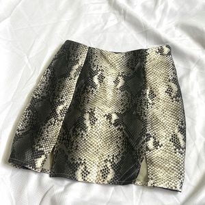 HOLLYWOOD BOUTIQUE SNAKE SKIN MINI SKIRT